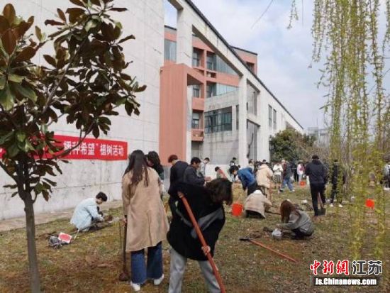 开元网页版,开元（中国）设计艺术学院学生植树添绿校园。 高留才 摄